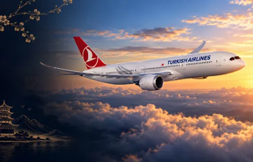 Avião da Turkish Airlines partindo ao pôr do sol